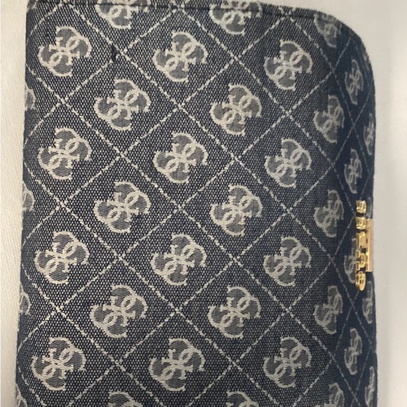 Denim blue w/classic authentic GUESS lots card slots change purse.Mint condition - Picture 5 of 5